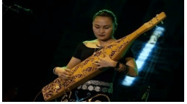 pertunjukan musik tradisional yang dibawakan oleh generasi muda yang sedang menjaga dan melestarikan kekayaan Indonesia