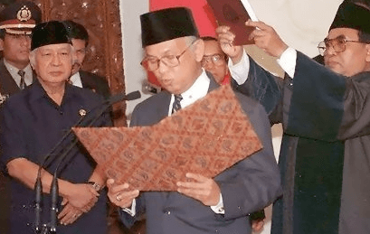 pelantikan B.J. Habibie sebagai presiden RI ke-3 Indonesia